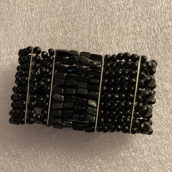 Black Shiny Multilayer Beaded Stretch Bracelet With Silvertone Linear Spacers - Picture 2 of 9
